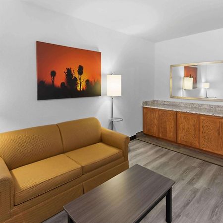 Days Inn & Suites By Wyndham Lubbock Medical Center Екстер'єр фото