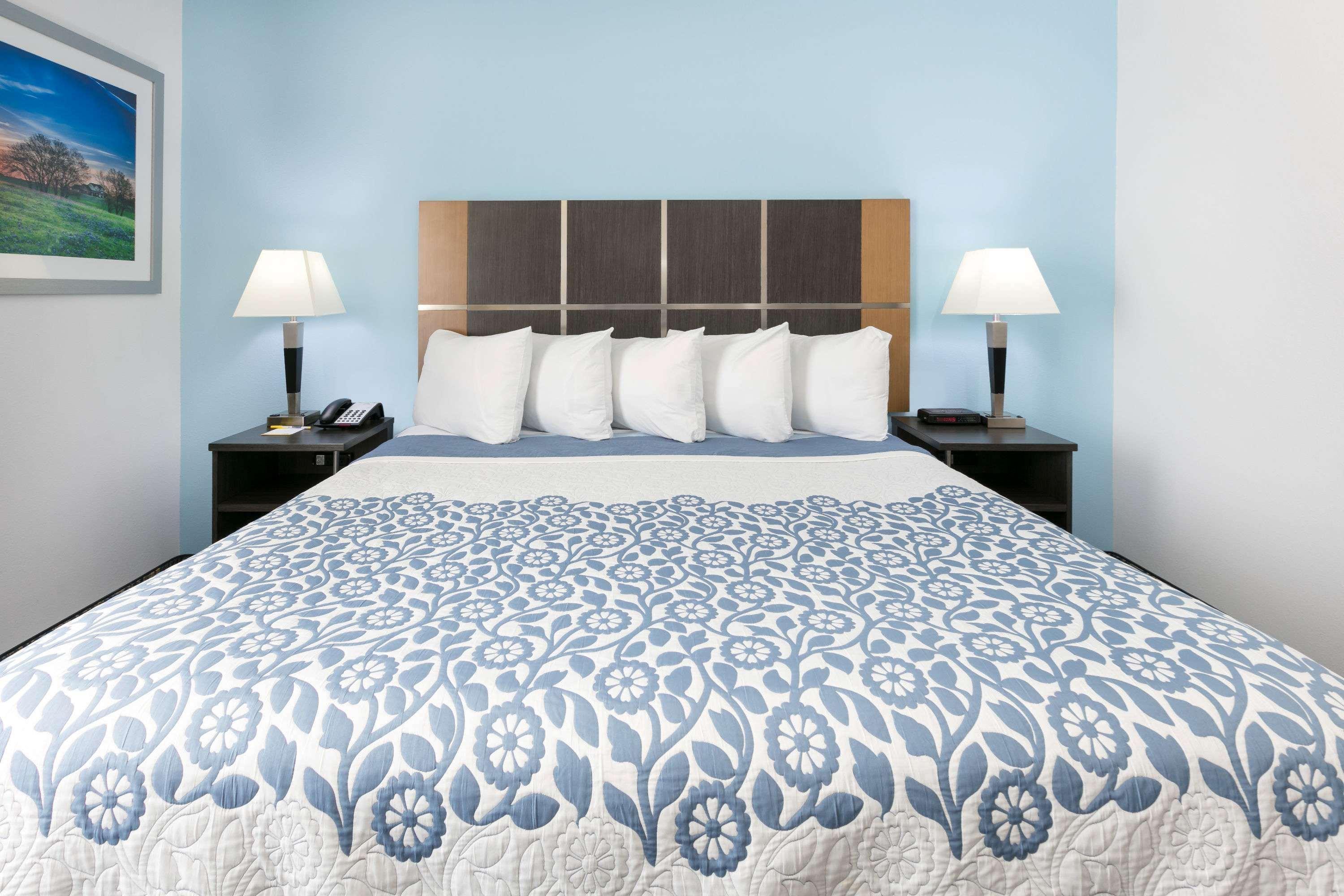 Days Inn & Suites By Wyndham Lubbock Medical Center Екстер'єр фото