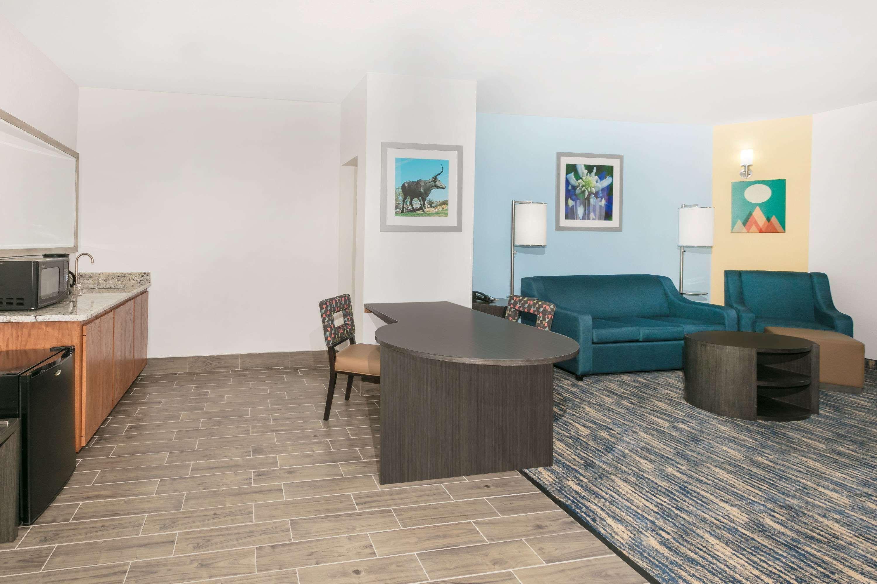 Days Inn & Suites By Wyndham Lubbock Medical Center Екстер'єр фото