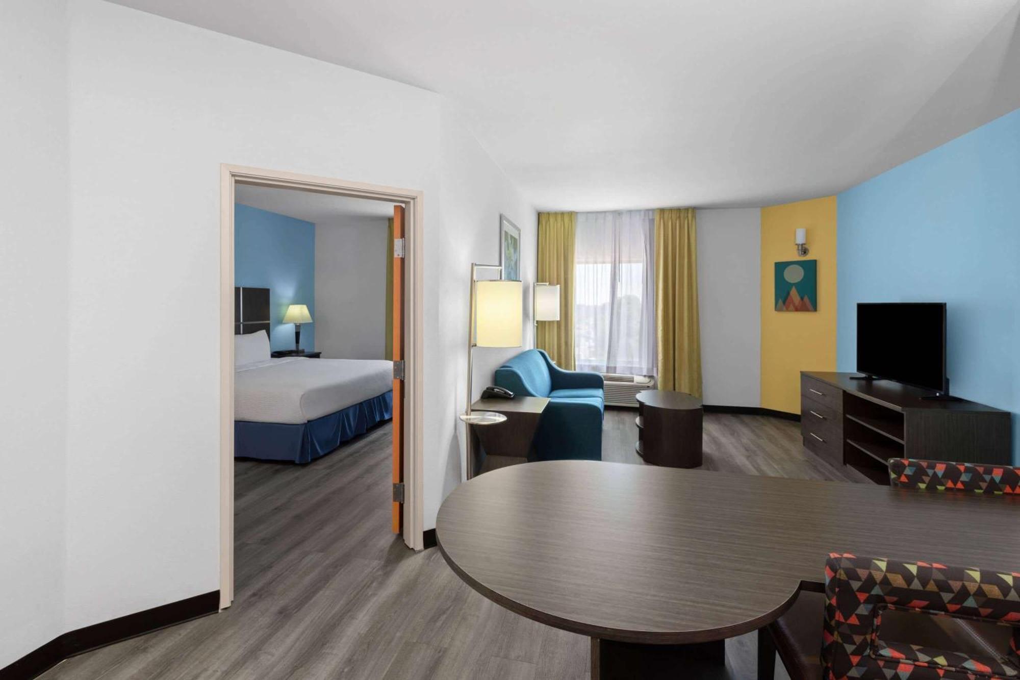 Days Inn & Suites By Wyndham Lubbock Medical Center Екстер'єр фото