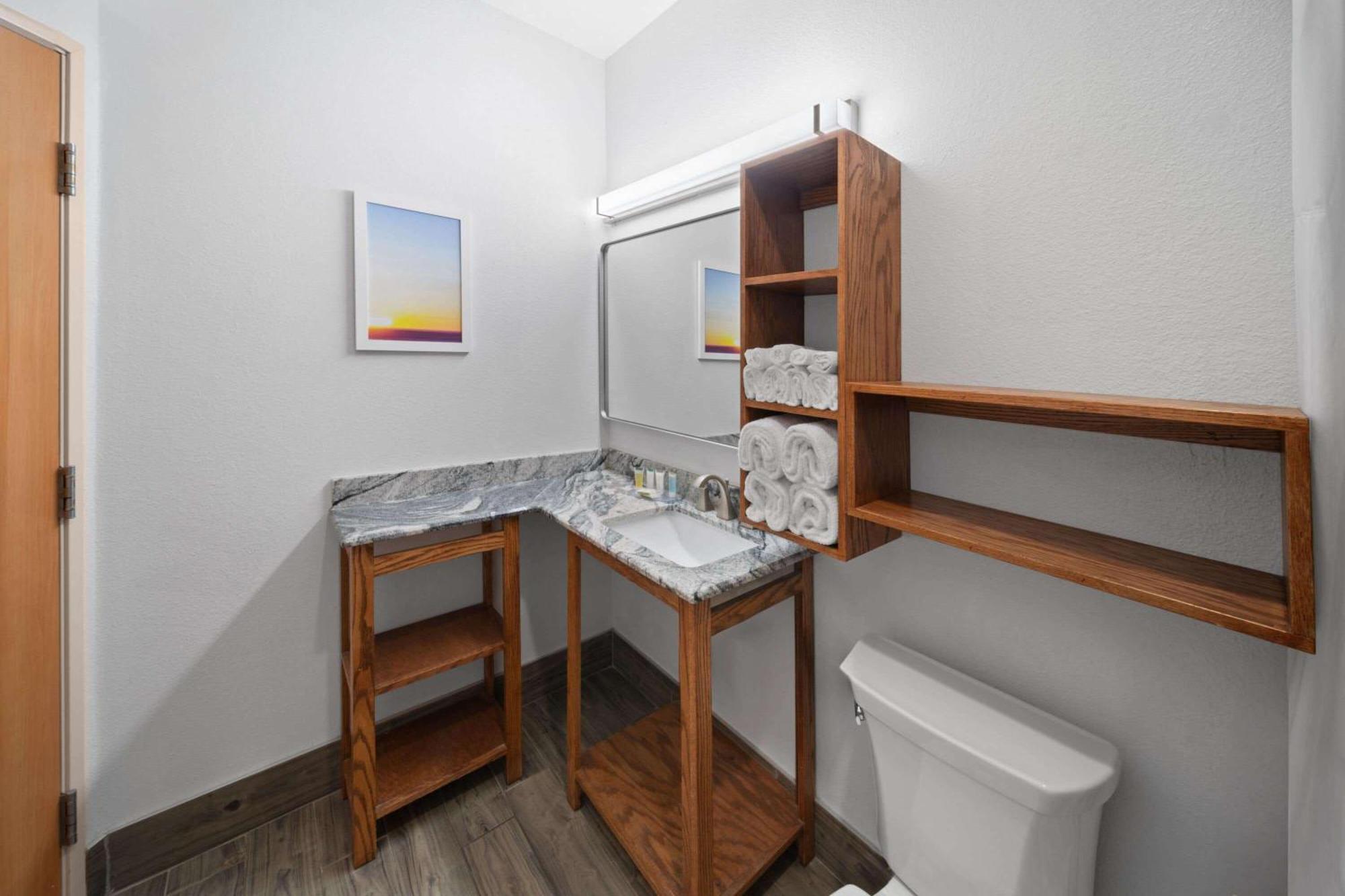 Days Inn & Suites By Wyndham Lubbock Medical Center Екстер'єр фото