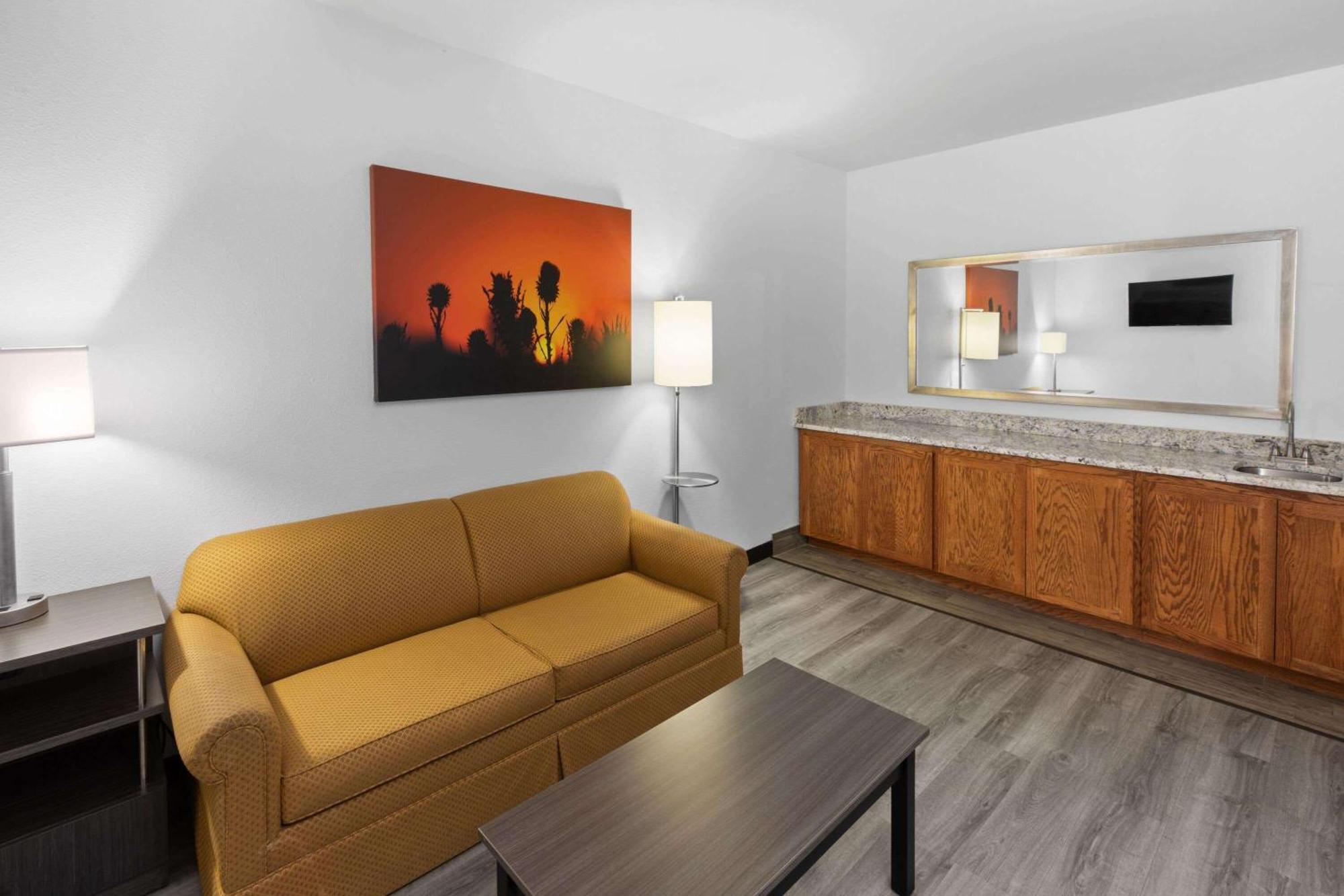 Days Inn & Suites By Wyndham Lubbock Medical Center Екстер'єр фото