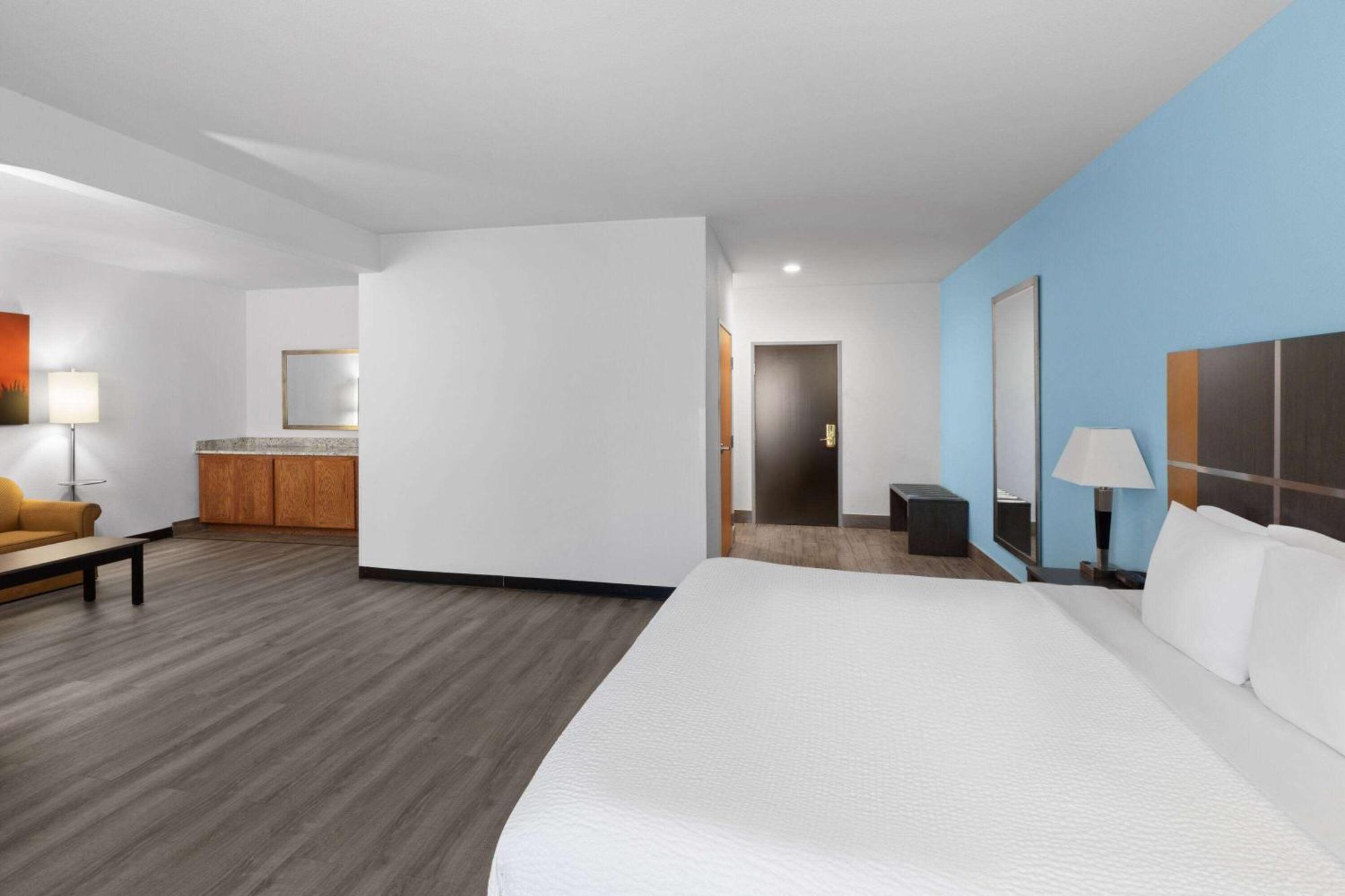 Days Inn & Suites By Wyndham Lubbock Medical Center Екстер'єр фото