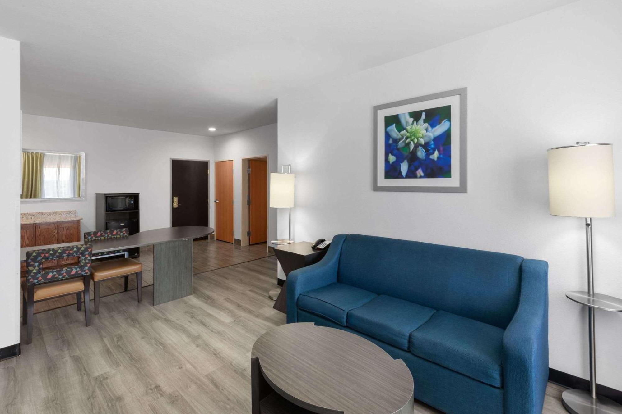 Days Inn & Suites By Wyndham Lubbock Medical Center Екстер'єр фото