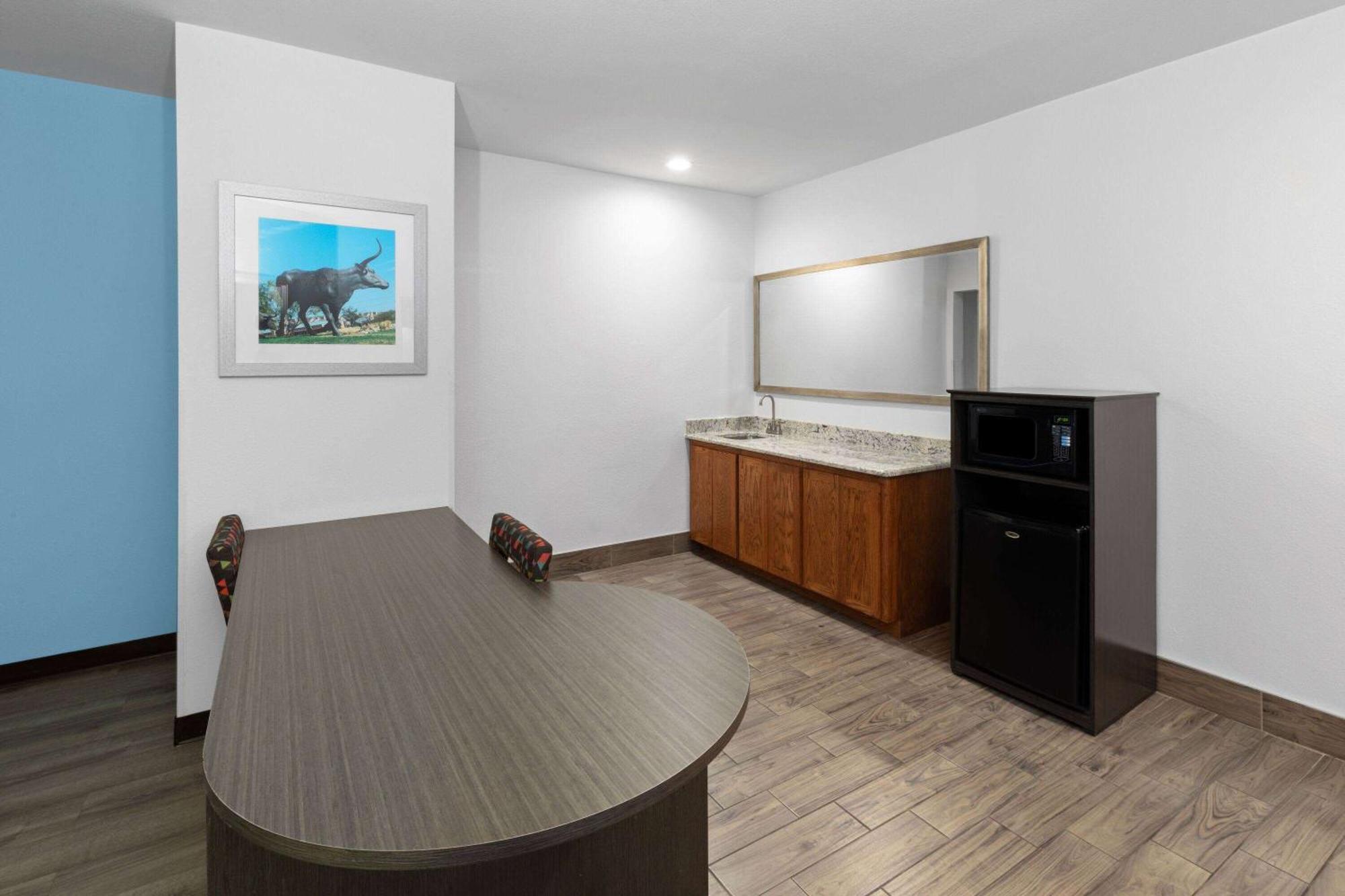 Days Inn & Suites By Wyndham Lubbock Medical Center Екстер'єр фото