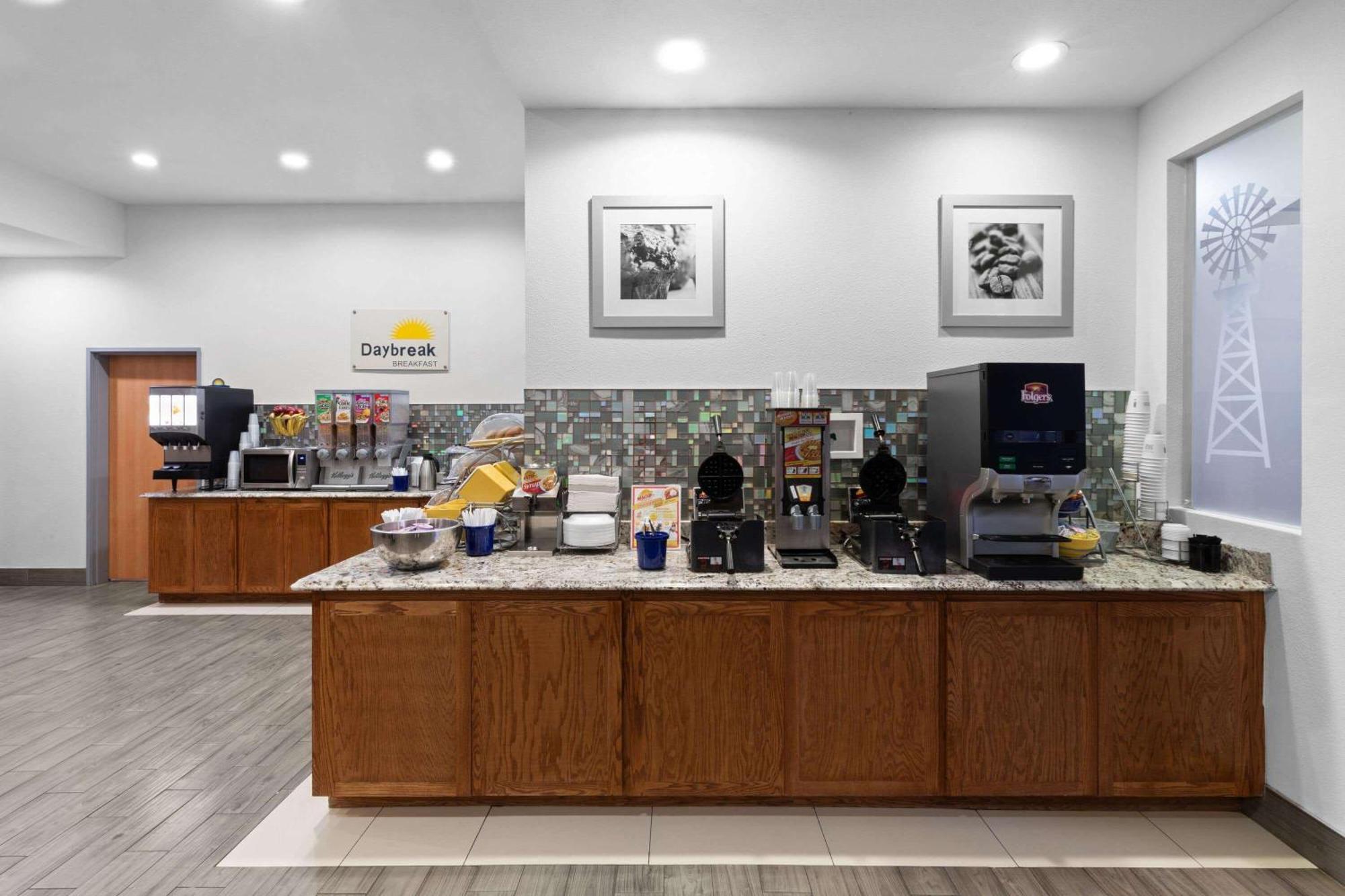 Days Inn & Suites By Wyndham Lubbock Medical Center Екстер'єр фото
