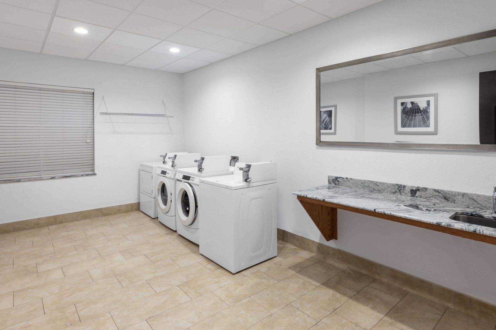 Days Inn & Suites By Wyndham Lubbock Medical Center Екстер'єр фото