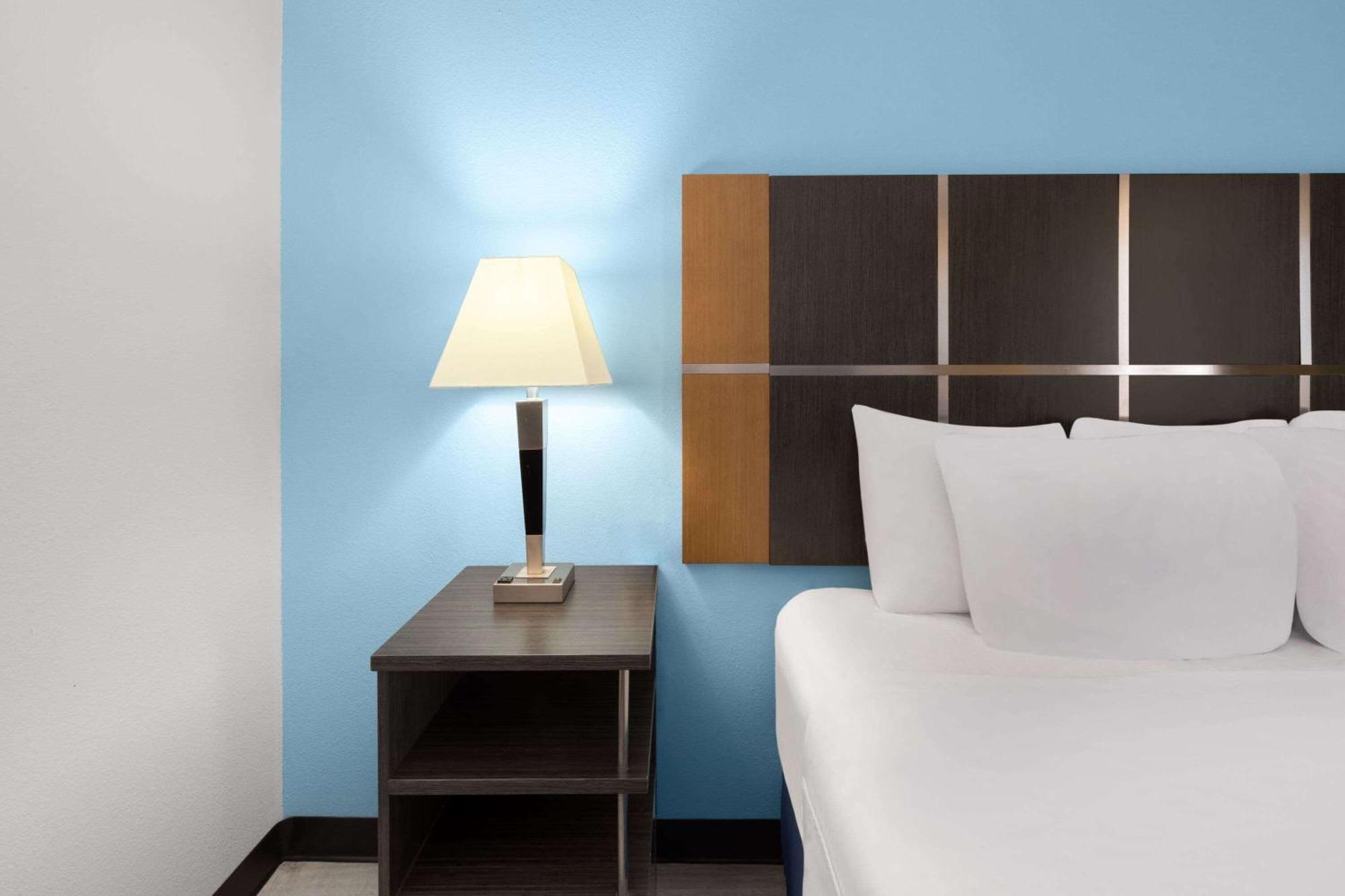 Days Inn & Suites By Wyndham Lubbock Medical Center Екстер'єр фото