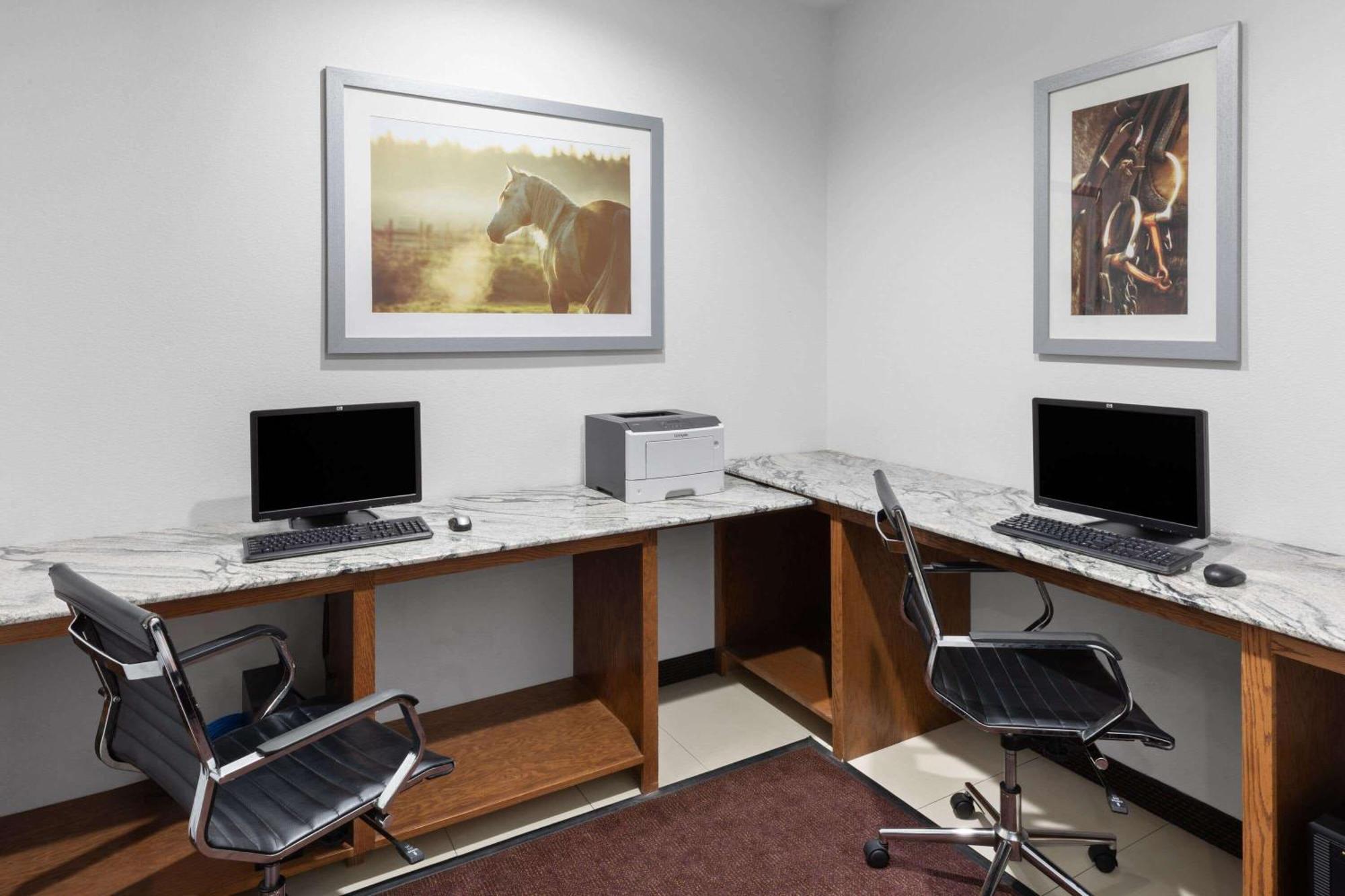 Days Inn & Suites By Wyndham Lubbock Medical Center Екстер'єр фото