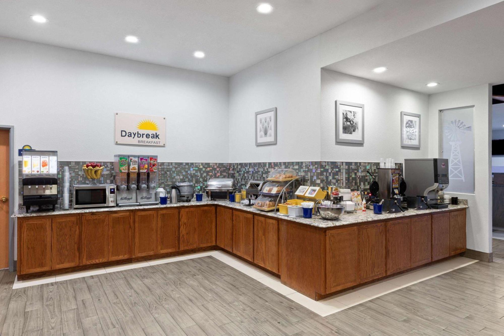Days Inn & Suites By Wyndham Lubbock Medical Center Екстер'єр фото