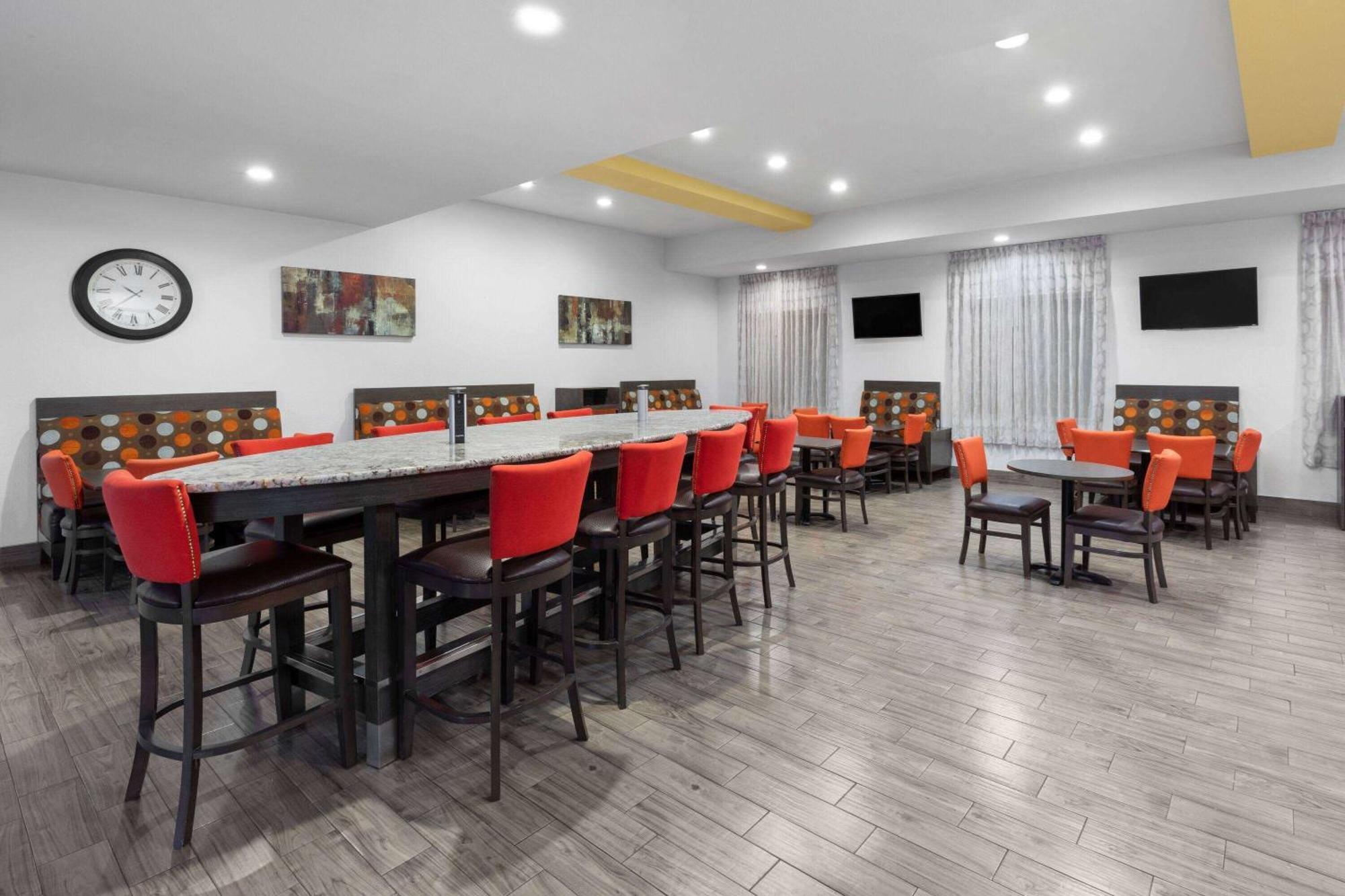Days Inn & Suites By Wyndham Lubbock Medical Center Екстер'єр фото