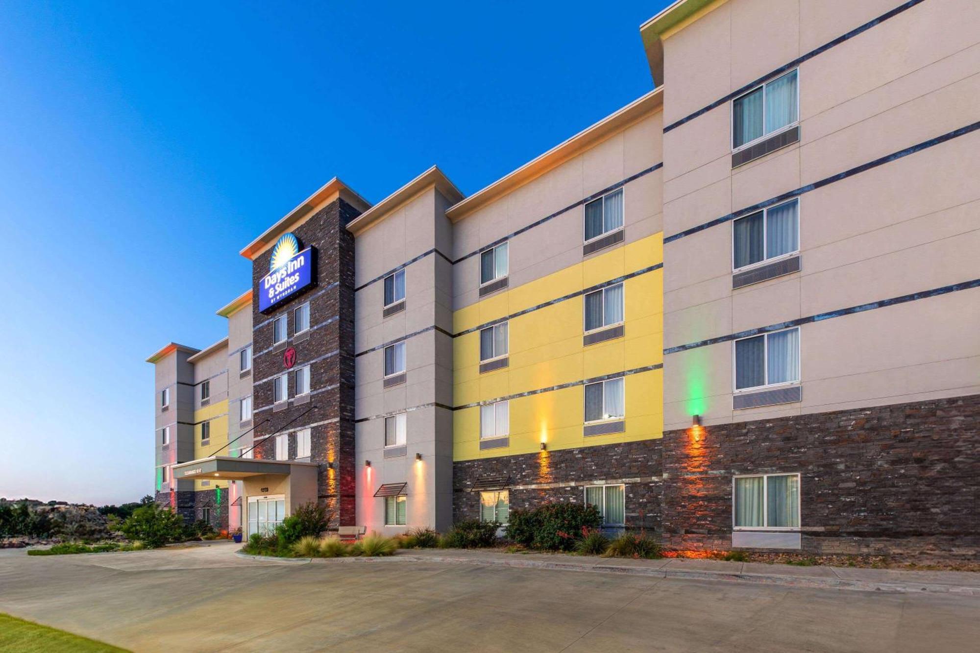 Days Inn & Suites By Wyndham Lubbock Medical Center Екстер'єр фото