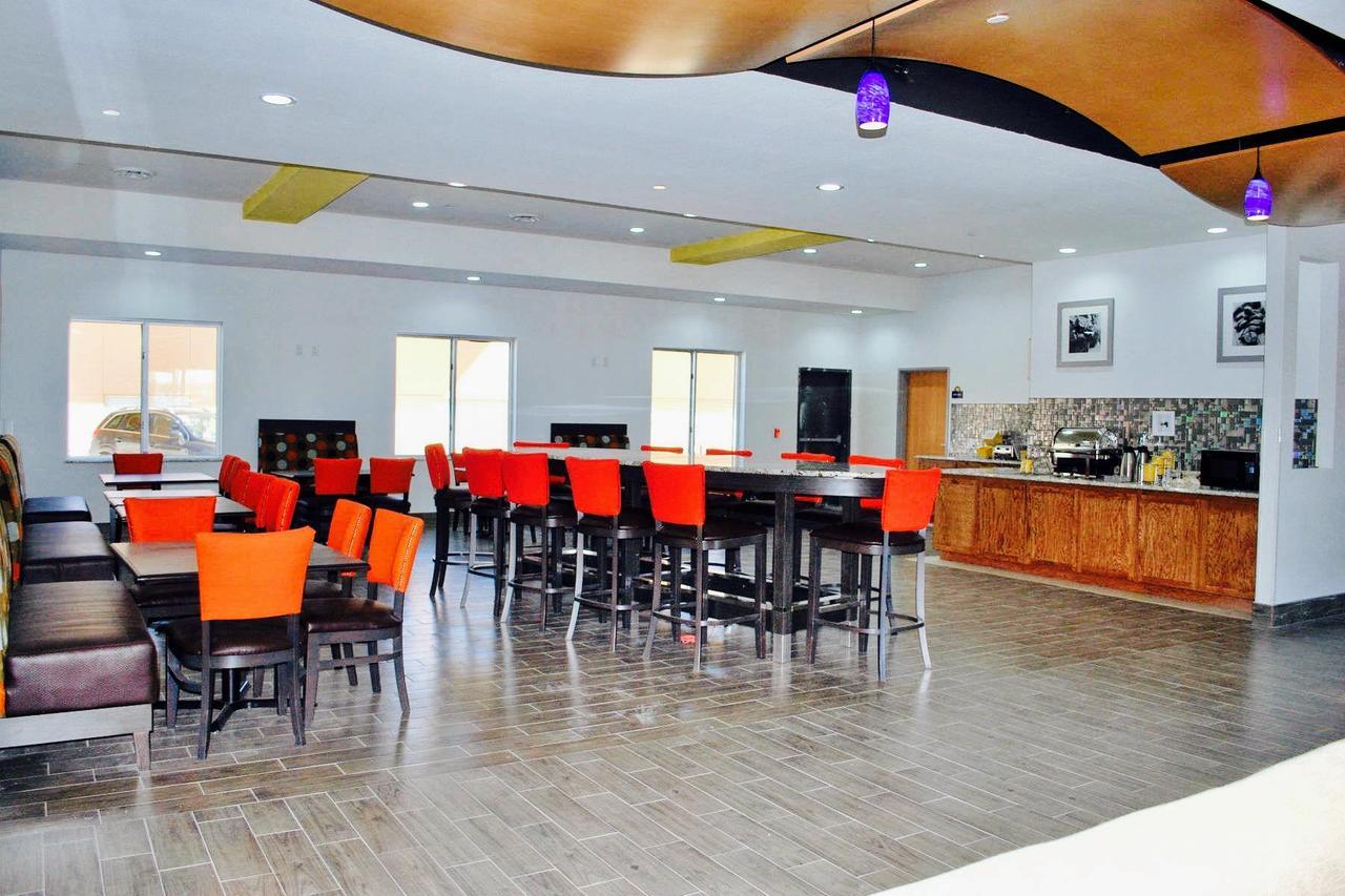 Days Inn & Suites By Wyndham Lubbock Medical Center Екстер'єр фото