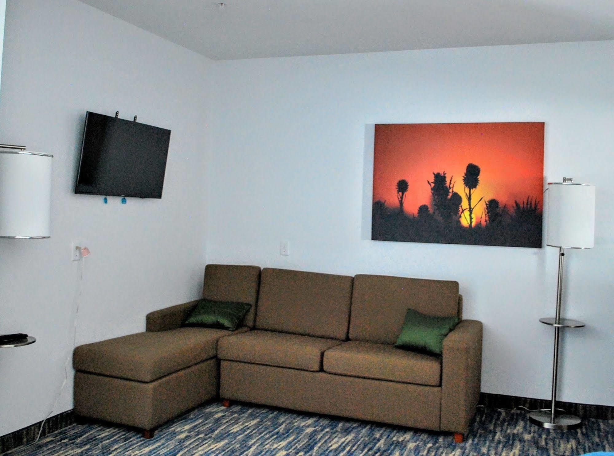 Days Inn & Suites By Wyndham Lubbock Medical Center Екстер'єр фото