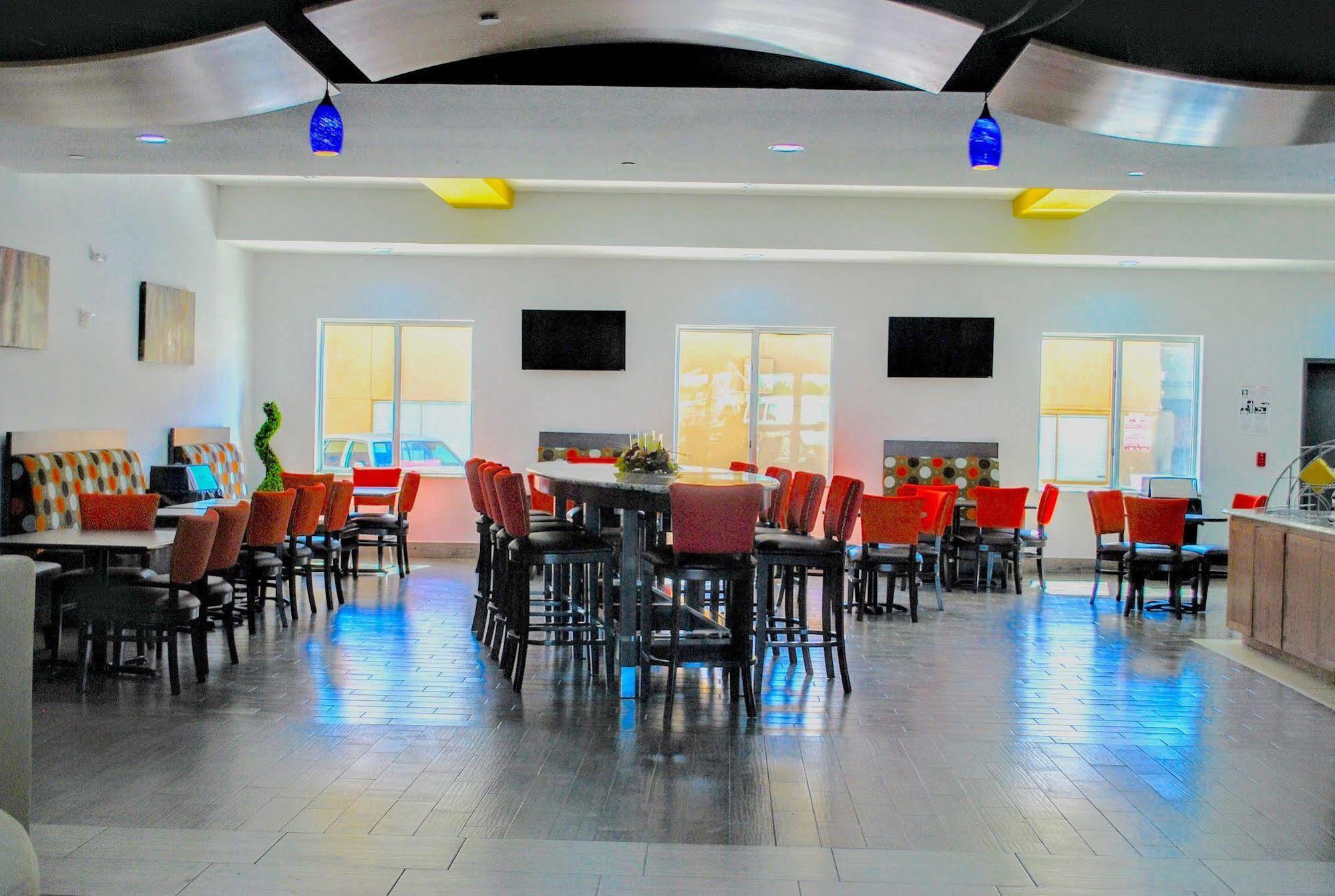Days Inn & Suites By Wyndham Lubbock Medical Center Екстер'єр фото