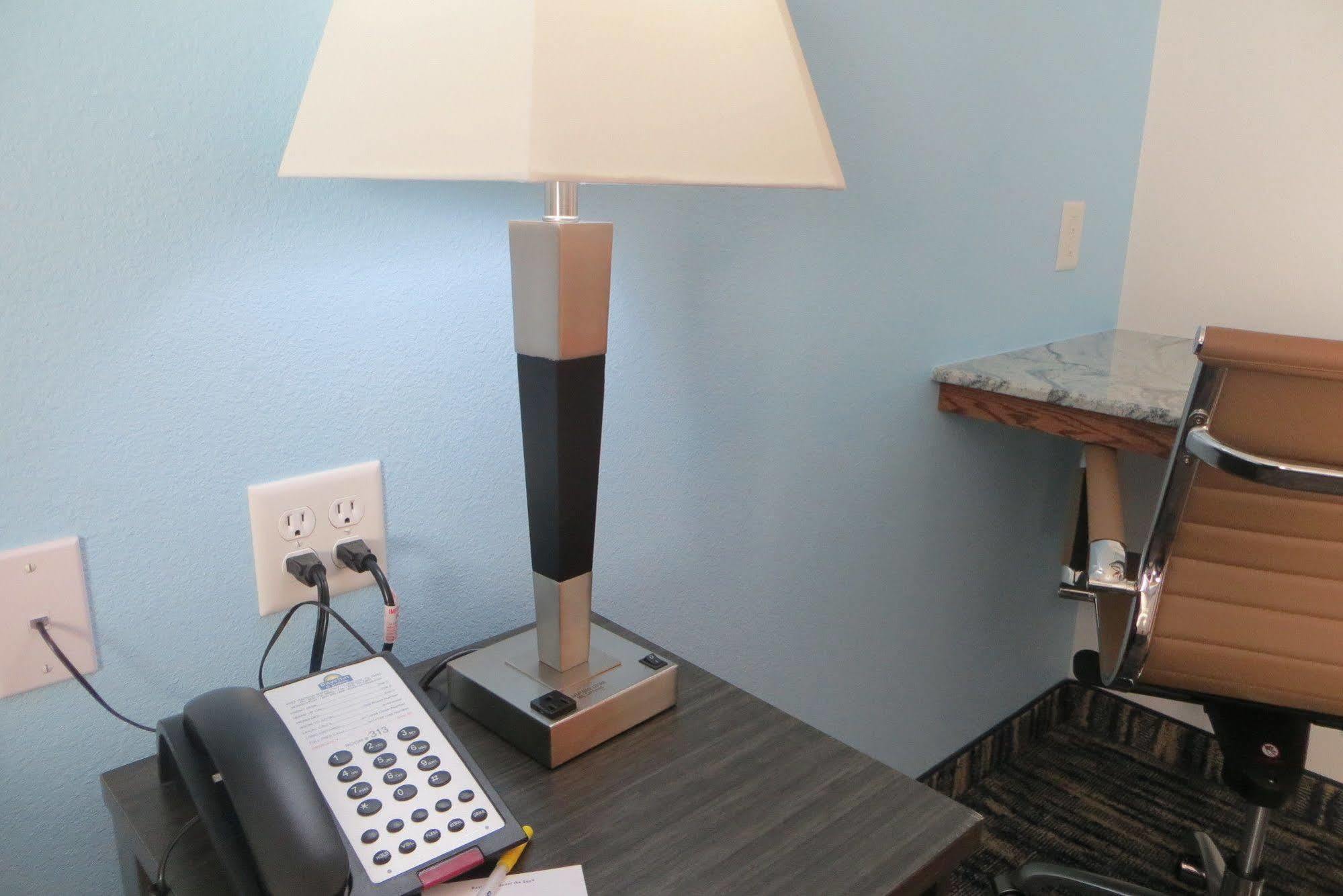 Days Inn & Suites By Wyndham Lubbock Medical Center Екстер'єр фото