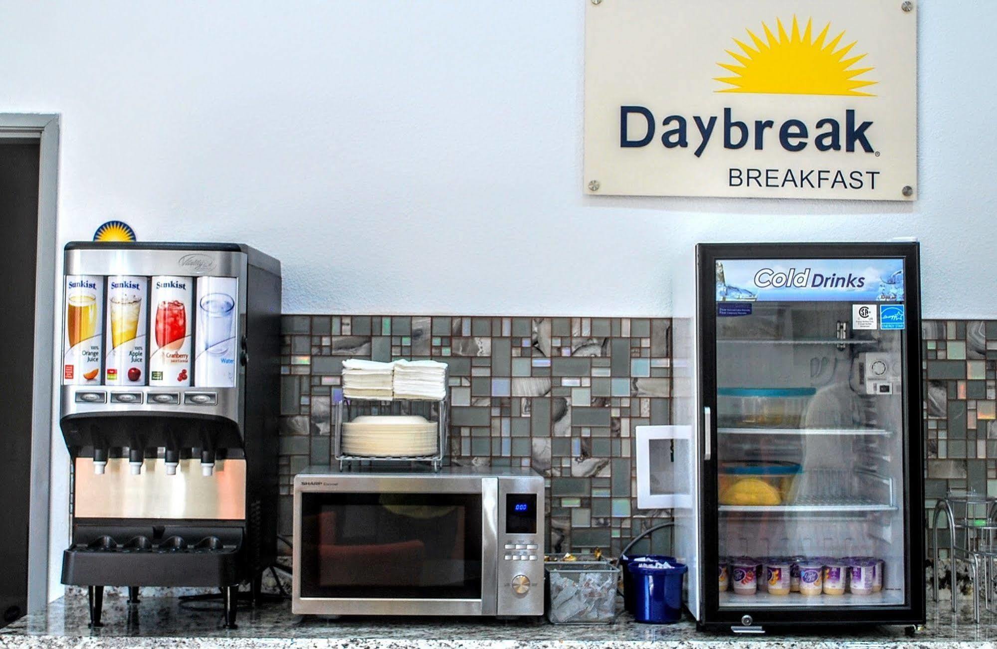 Days Inn & Suites By Wyndham Lubbock Medical Center Екстер'єр фото