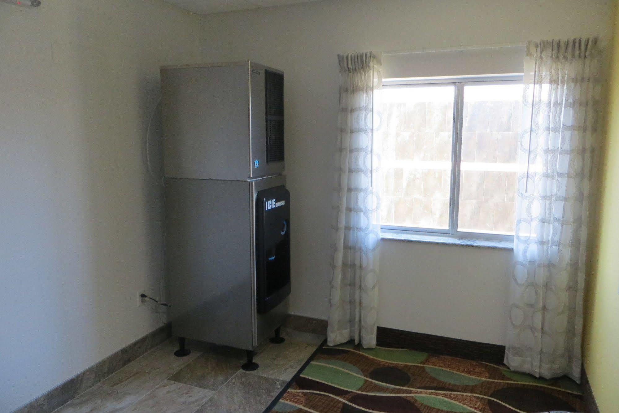 Days Inn & Suites By Wyndham Lubbock Medical Center Екстер'єр фото